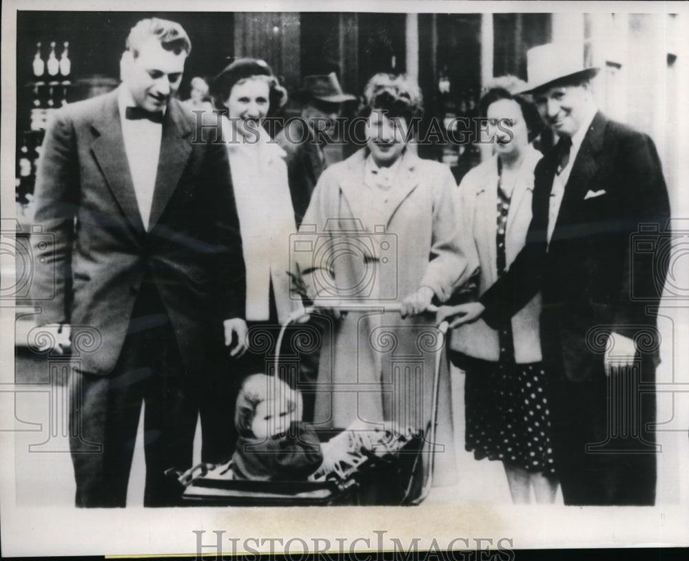 1954 Press Photo Susan Hampl in Buggy Unaware She Is Being Battled for & Inherit