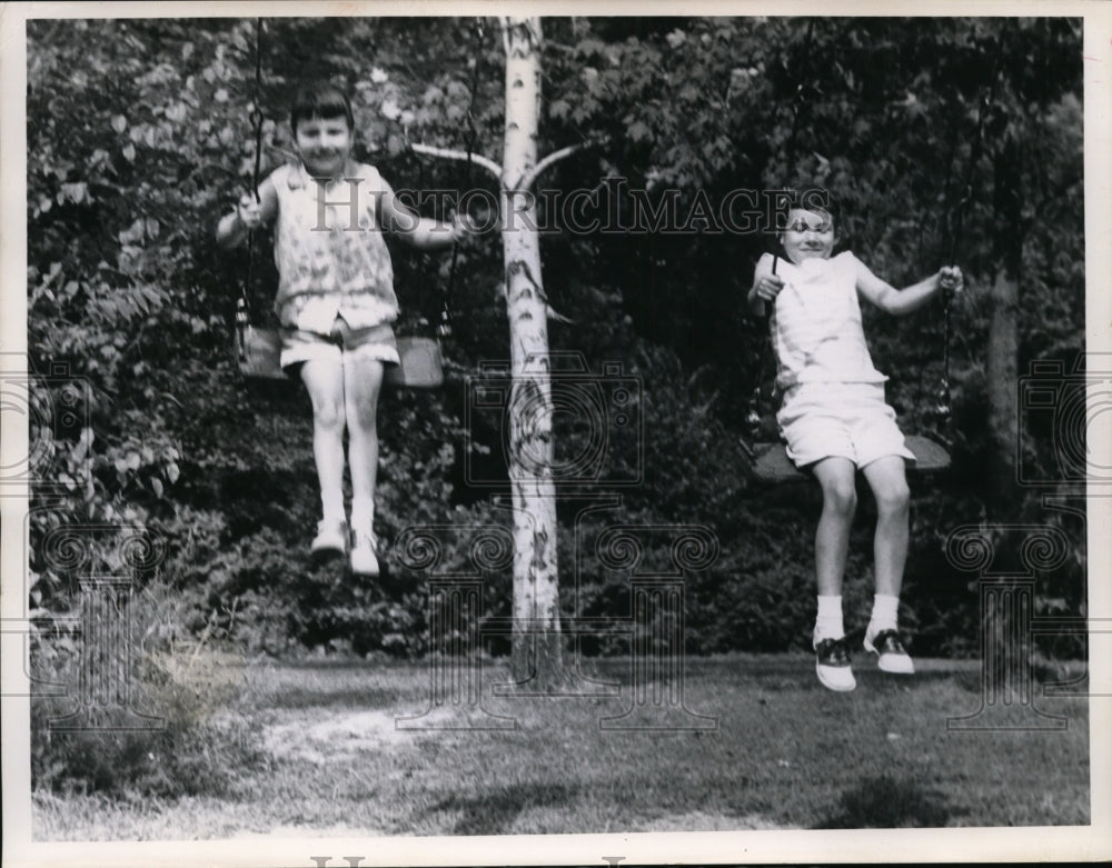1961 Press Photo Michele Chulick & Debbie Cook Swinging At Metro Park