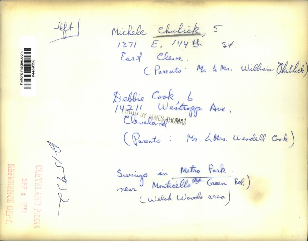 1961 Press Photo Michele Chulick & Debbie Cook Swinging At Metro Park