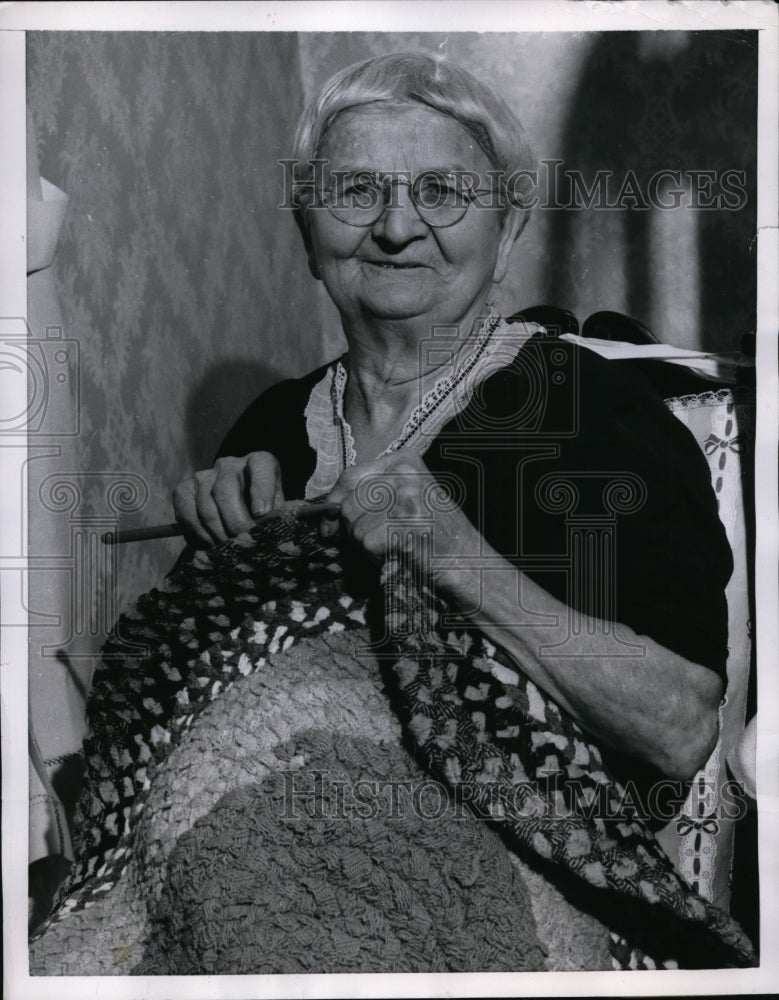 1955 Press Photo Mrs. Eva Schwinn Celebrates Her 90th Birthday By Crocheting