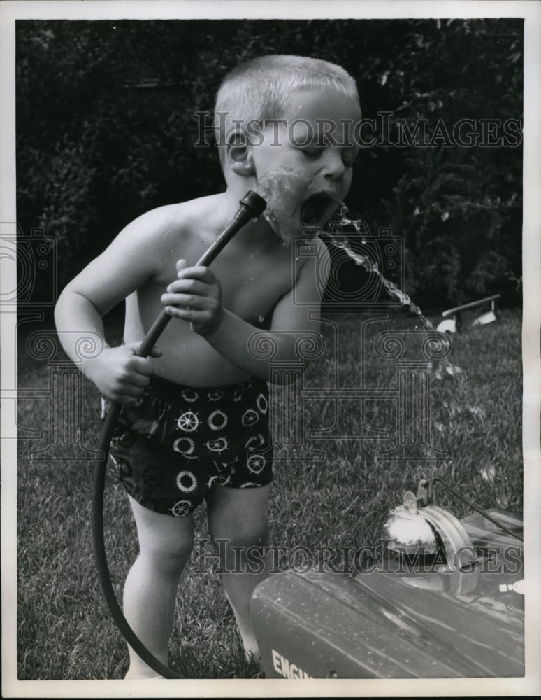 1960 Press Photo Scarsdale New York, Michael Levine Drinking On A Hot Day.