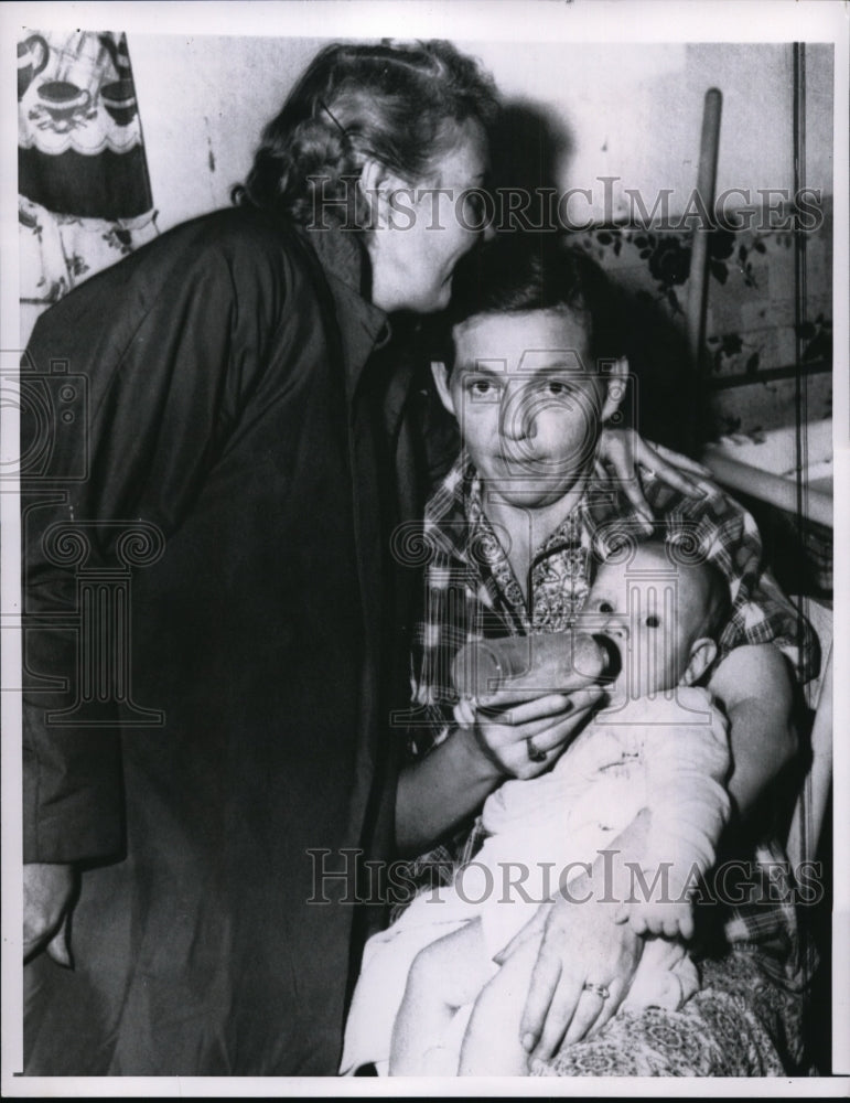 1958 Press Photo Mrs Bowman Maddison Feeding Deno Her Infant Son - nee59615