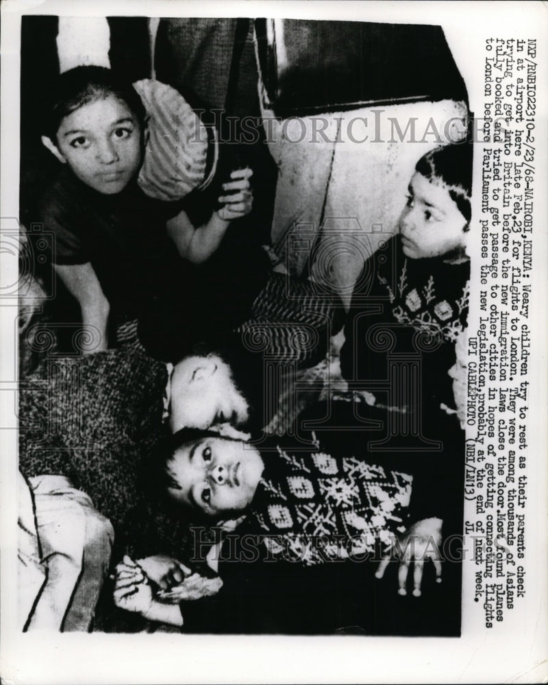 Load image into Gallery viewer, 1968 Press Photo Nairobi Kenya-Thousands of Asians try to get flights to London

