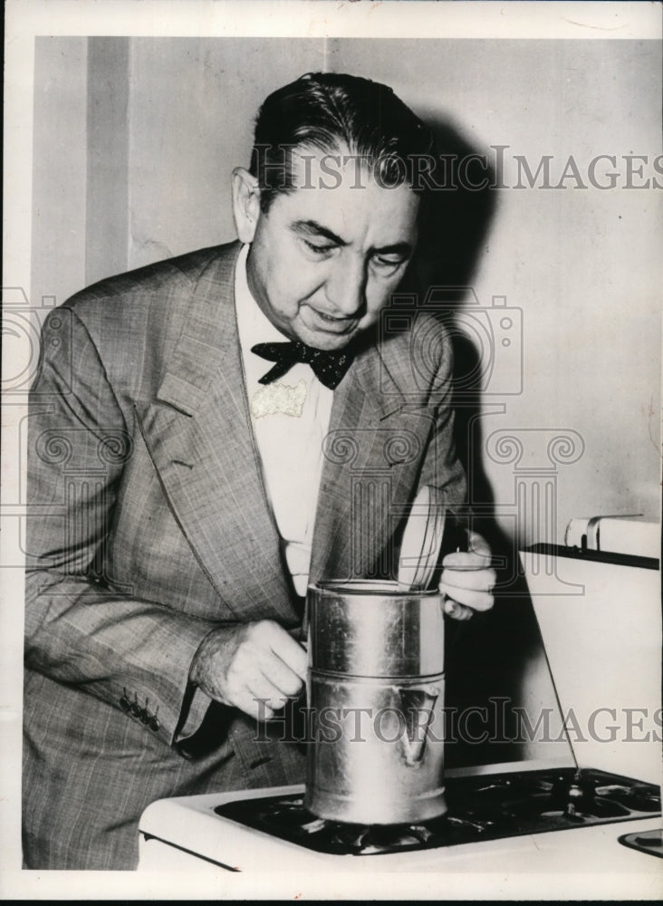 Load image into Gallery viewer, 1949 Press Photo Attorney General Tom C. Clark at Kitchen Stove
