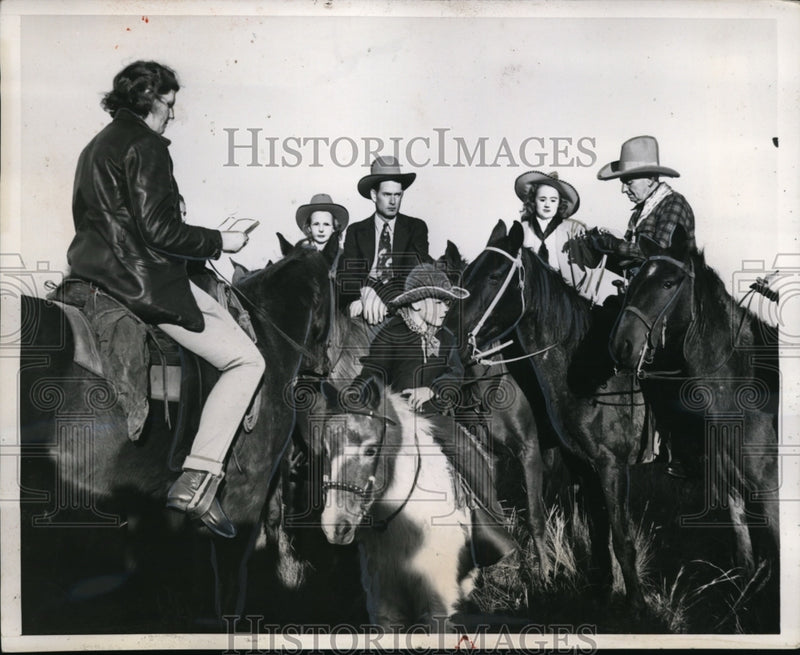 Load image into Gallery viewer, 1940 Press Photo Uncle Joe Bowers, Mrs. R.I. Hambrick, Clyde Morgan Indianatown
