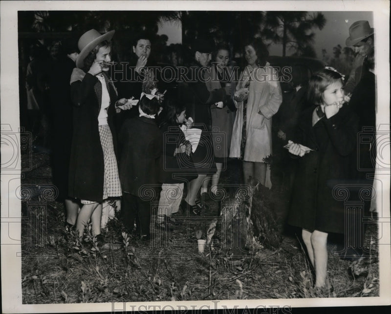 Load image into Gallery viewer, 1940 Press Photo Uncle Joe Bowers &amp; Ila Mae Sutton Unite In Horseback Marriage
