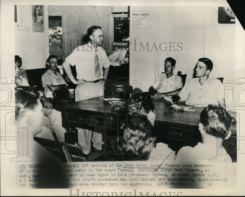 Load image into Gallery viewer, 1948 Press Photo All 182 Members Of The Fort Myers Junior Chamber At "Trial"
