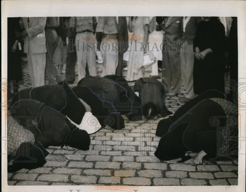 Load image into Gallery viewer, 1954 Press Photo Salonika, Greece women from northern Greece - nee59844
