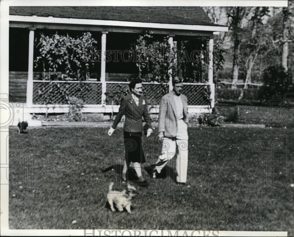 1941 Press Photo Duke & Duchess of Windsor Walking at Canadian Ranch - nee59886