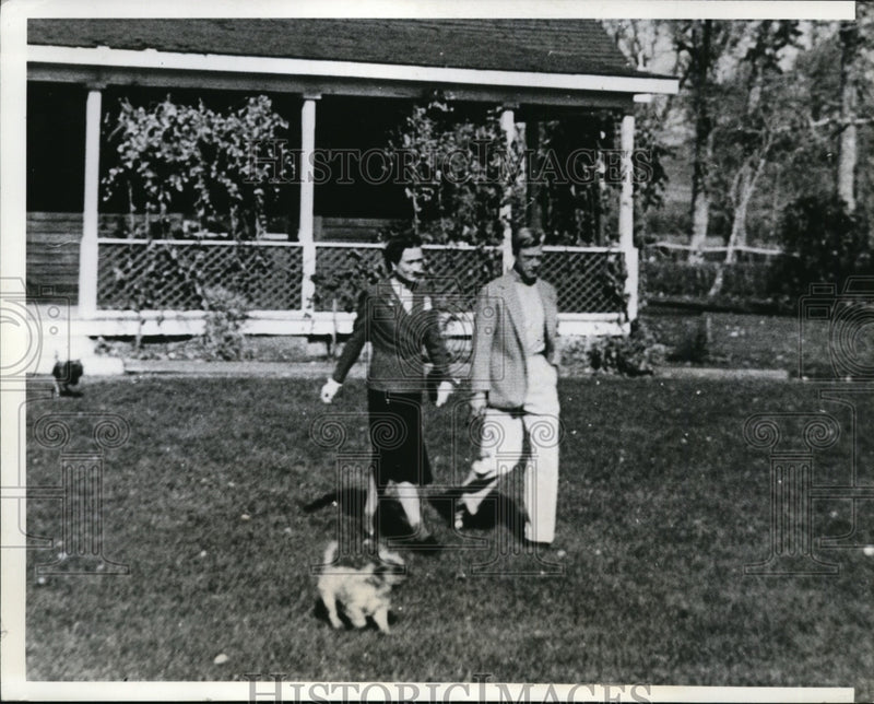 Load image into Gallery viewer, 1941 Press Photo Duke &amp; Duchess of Windsor Walking at Canadian Ranch - nee59886
