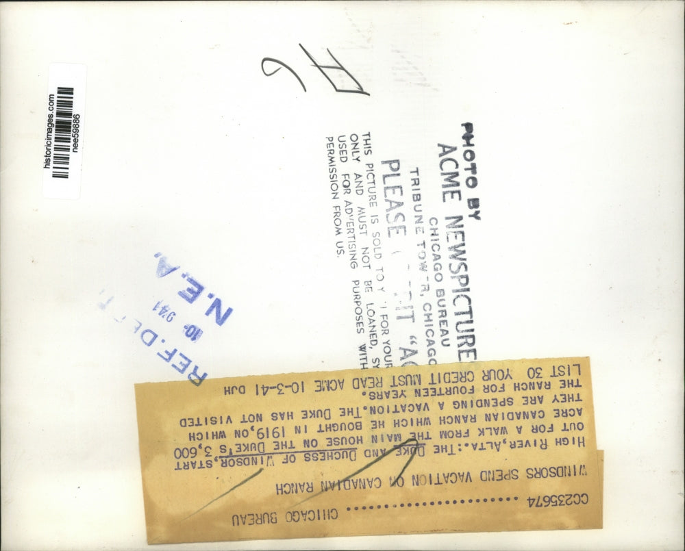 1941 Press Photo Duke & Duchess of Windsor Walking at Canadian Ranch - nee59886