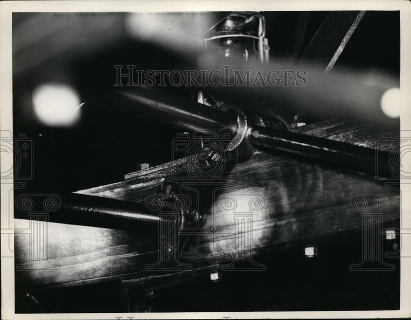 Load image into Gallery viewer, 1946 Press Photo Cracked Aerial Ladder - nee59924
