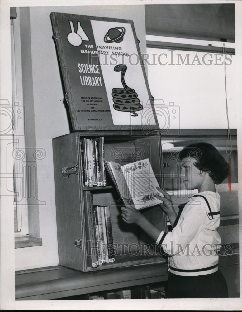 Load image into Gallery viewer, 1959 Press Photo Girl Janet Bockel Reads Book at School Library - nee60102
