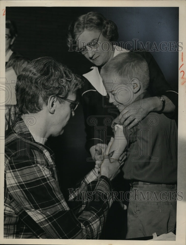 Load image into Gallery viewer, 1955 Press Photo Boy Receives Vaccination Shot - nee60110
