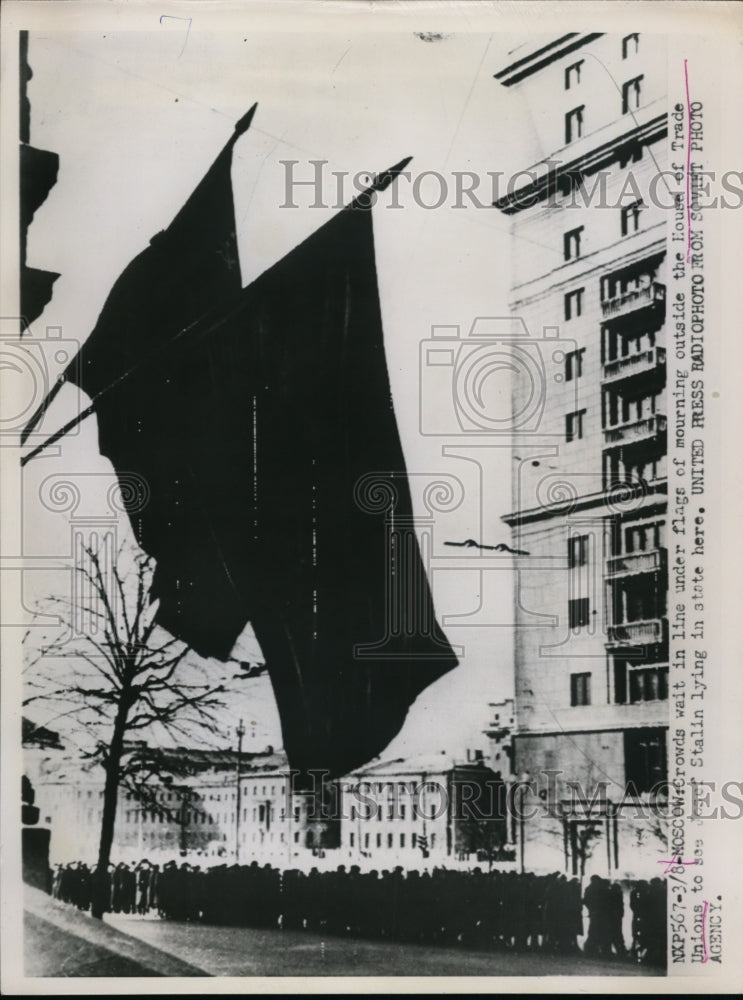 1958 Press Photo Crowds Beneath Mourning Flags at House of Trade Unions, Moscow