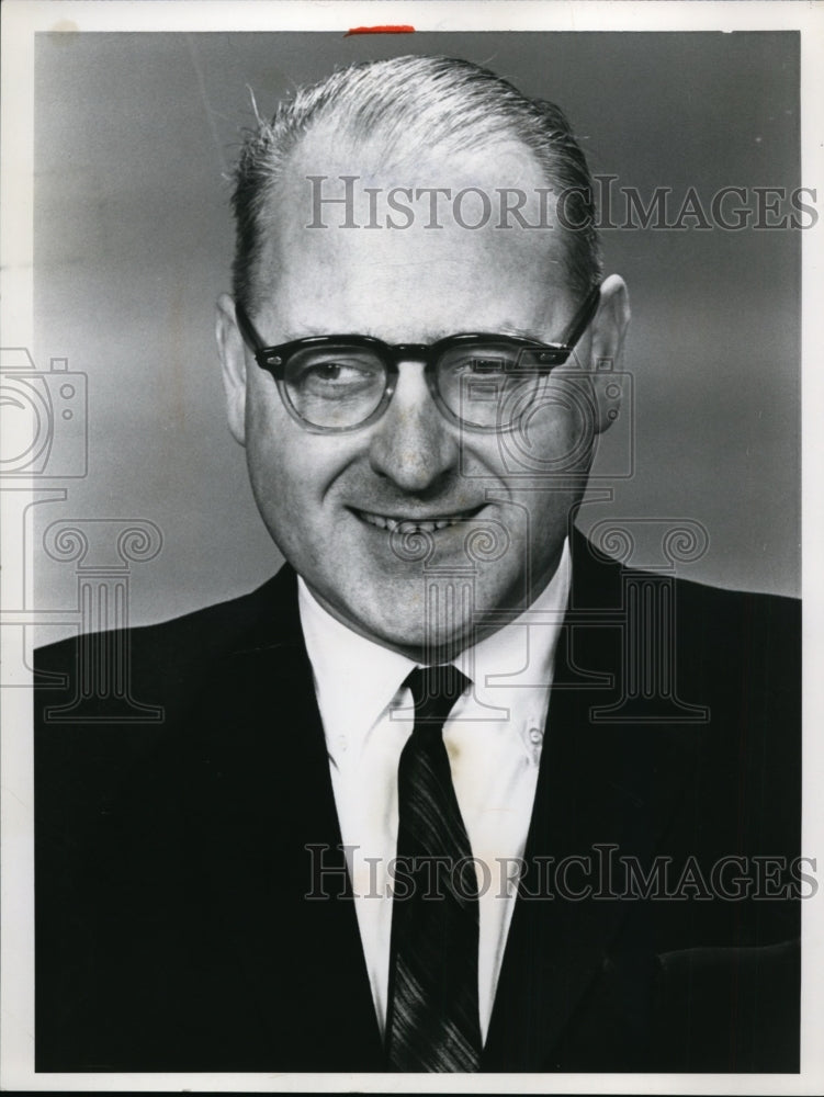 1962 Press Photo Howard Reyder with Yawman and Erbble Co. - nee60421