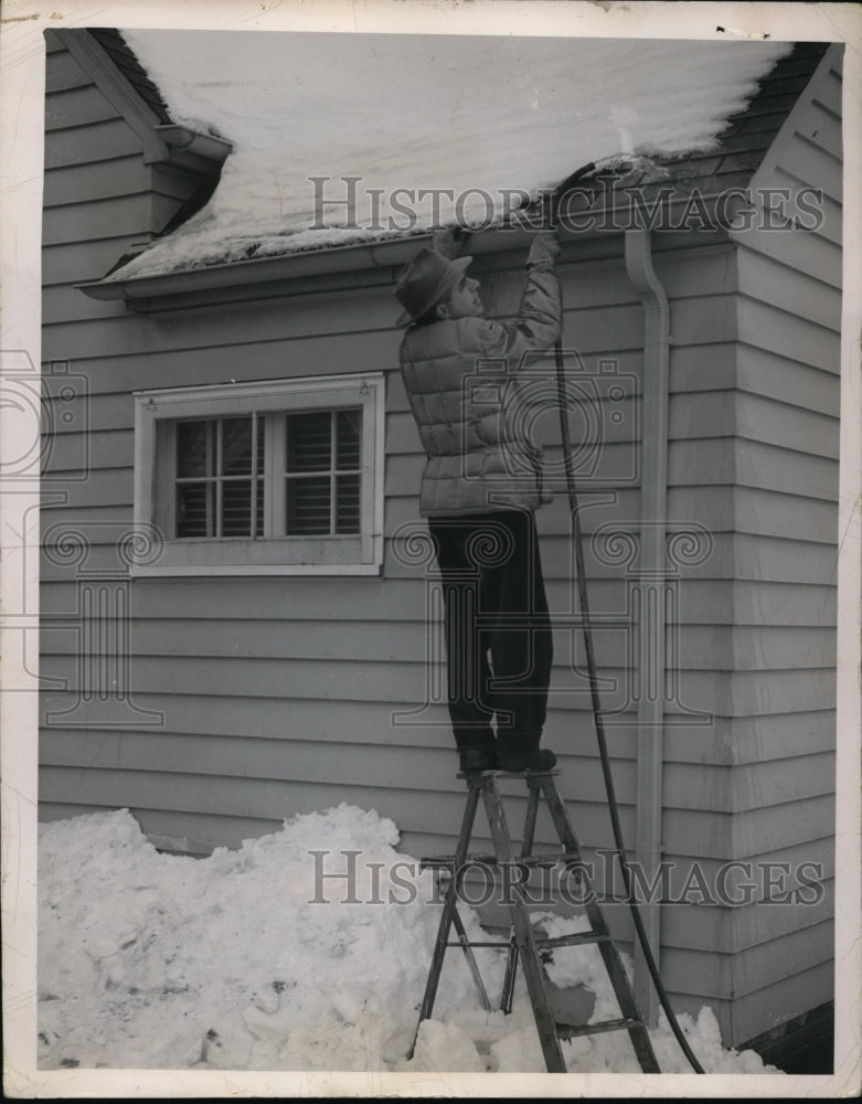1951 Press Photo Jim Chandler Uses hot water on Gutters - nee60461