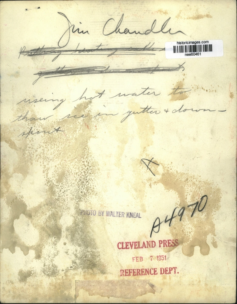 1951 Press Photo Jim Chandler Uses hot water on Gutters - nee60461