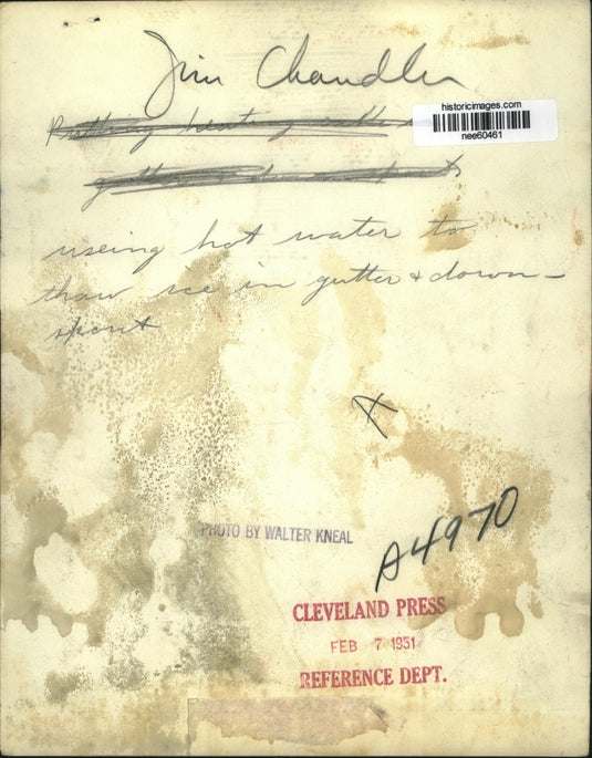 1951 Press Photo Jim Chandler Uses hot water on Gutters - nee60461