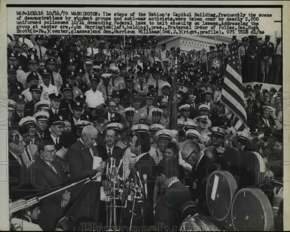 1970 Press Photo a large group of policemen gather on the steps of the Capital