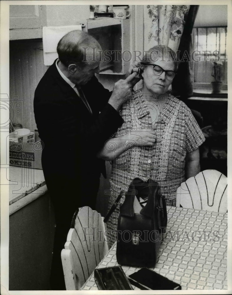 1970 Press Photo Dr. Chase, Bicycling Practitioner of New York Visiting Patients
