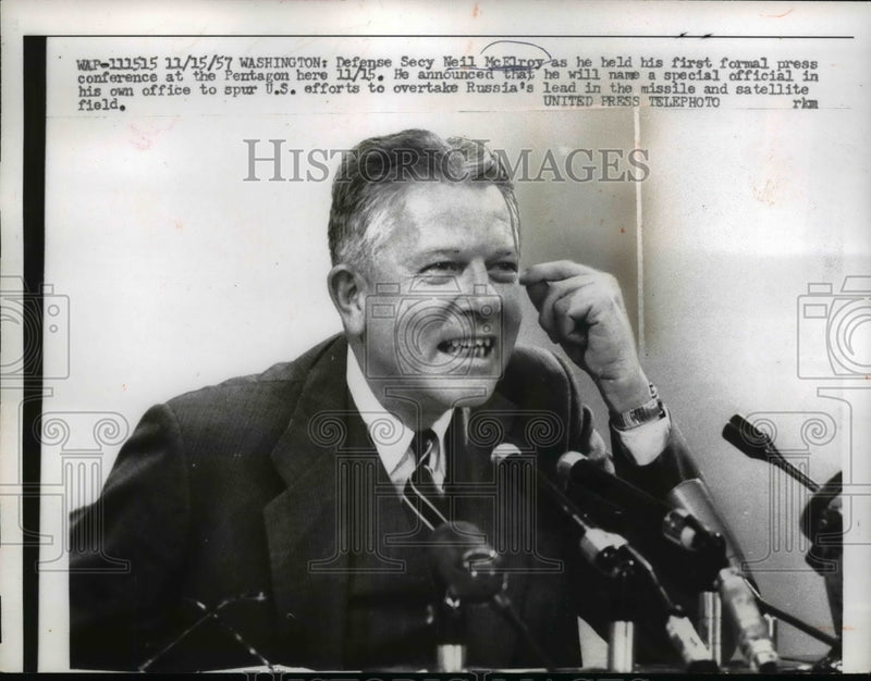 Load image into Gallery viewer, 1957 Press Photo Defense Secretary Neil McElroy at Press Conference - nee61168
