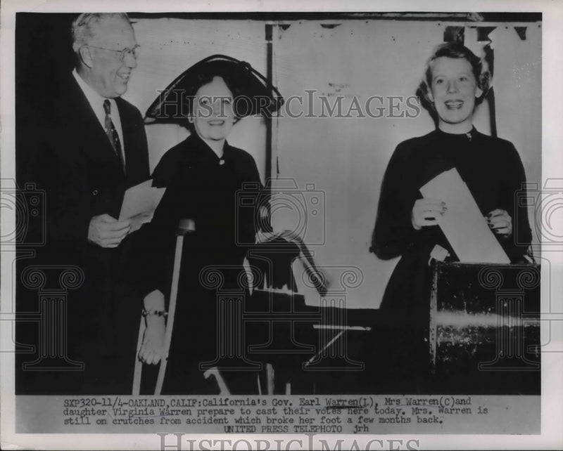 Load image into Gallery viewer, 1952 Press Photo California Governor Earl and Mrs Warren and Daughter Virginia
