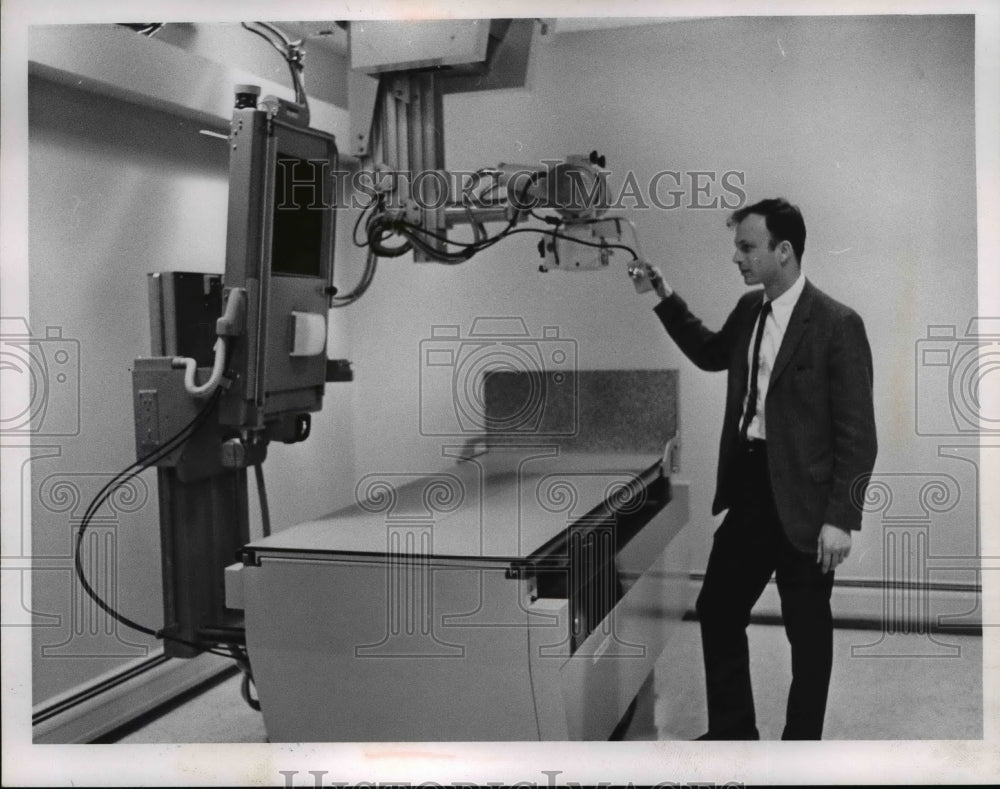 1960 Press Photo Dr. Francis Feldstein with X-ray equipment at Medical Park.