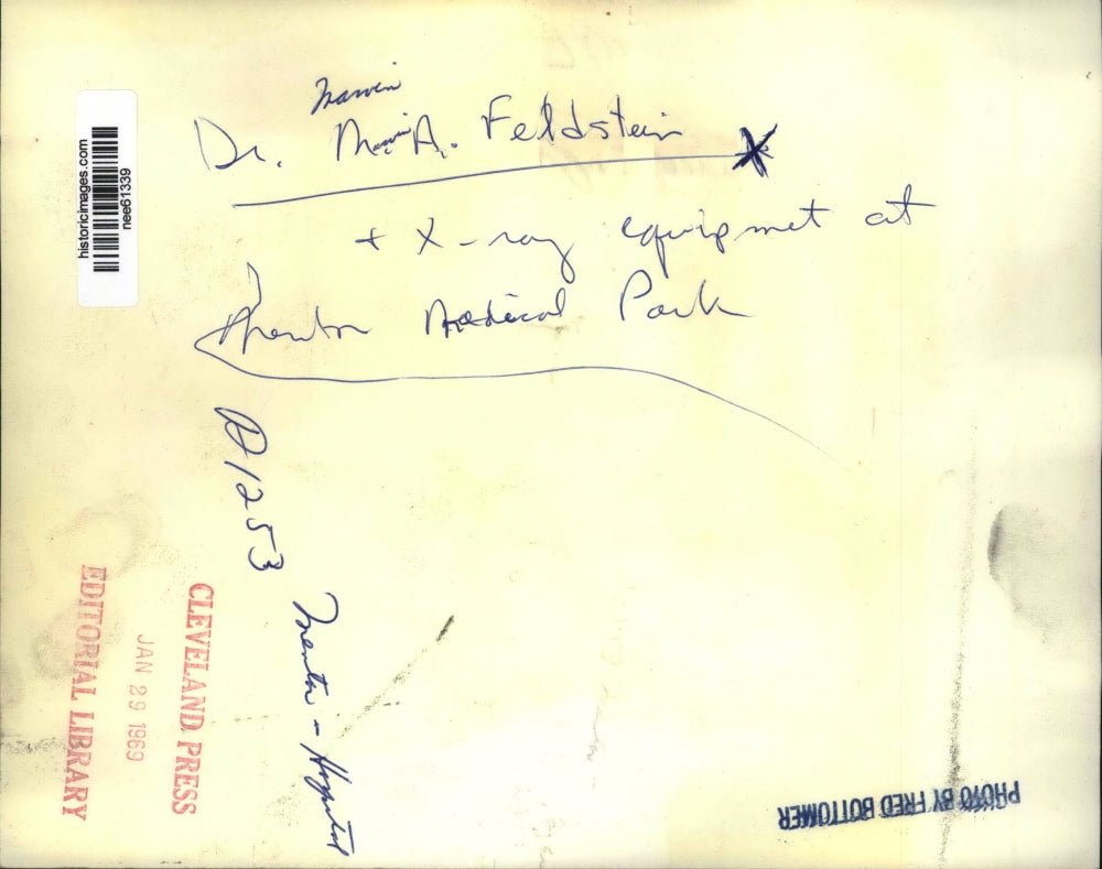 1960 Press Photo Dr. Francis Feldstein with X-ray equipment at Medical Park.