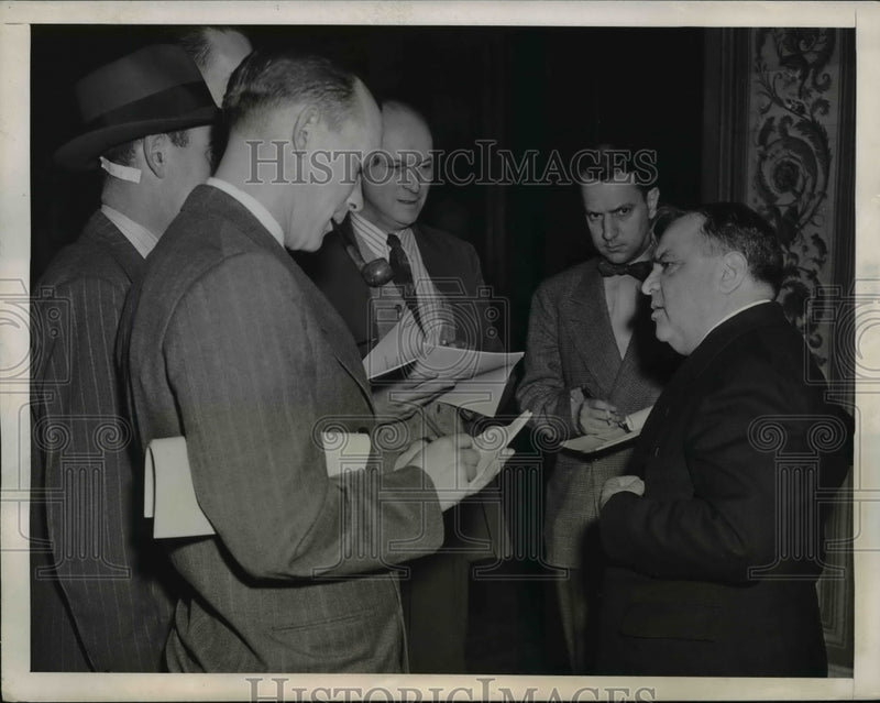 Load image into Gallery viewer, 1945 Press Photo Washington Mayor Fiorello LaGuardian talks to newsmen.
