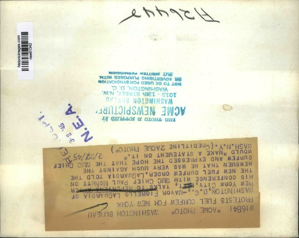 1945 Press Photo Washington Mayor Fiorello LaGuardian talks to newsmen.