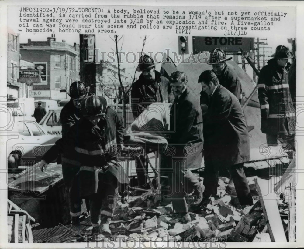 1972 Press Photo Workers Recover Body from Destroyed Supermarket, Toronto
