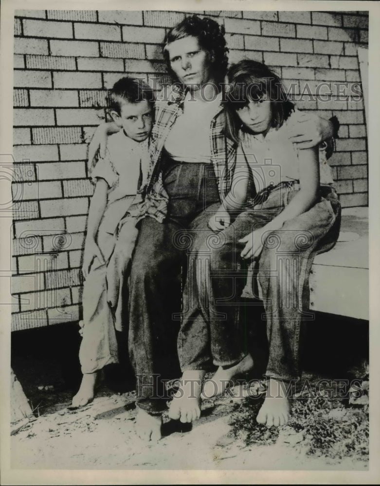 1953 Press Photo Mrs J A Hallman Hugs Eugene and Mary Ellan, 5 of her kids died