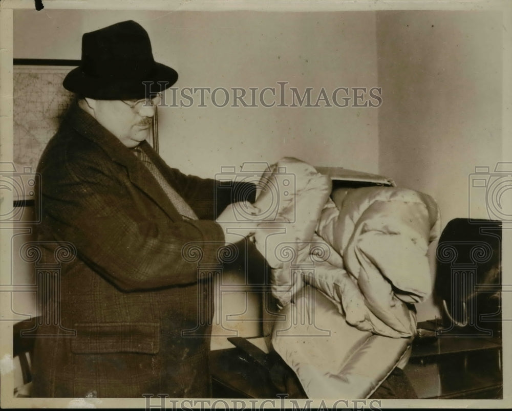 1937 Press Photo Philadelphia Detective checks bed clothing in room. - nee61794
