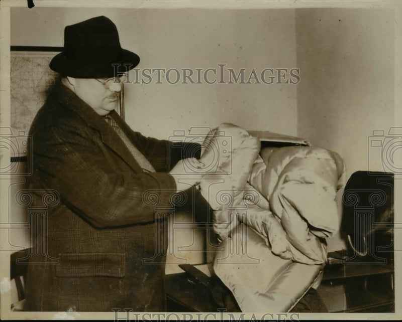 Load image into Gallery viewer, 1937 Press Photo Philadelphia Detective checks bed clothing in room. - nee61794
