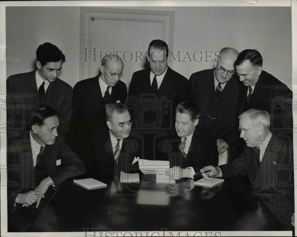 1941 Press Photo New Production Planning Board at First Meeting in Washington DC