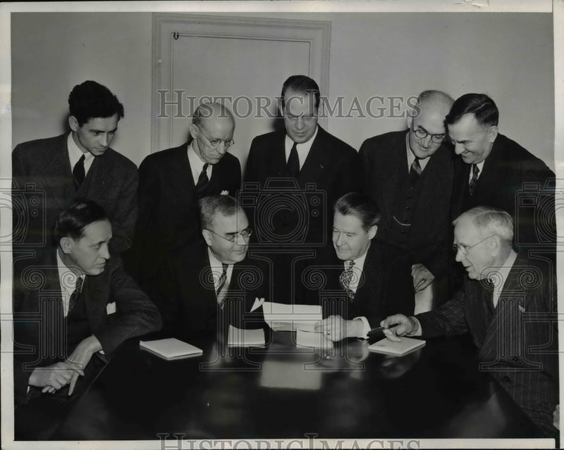 Load image into Gallery viewer, 1941 Press Photo New Production Planning Board at First Meeting in Washington DC
