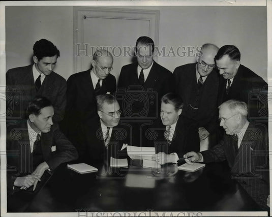1941 Press Photo New Production Planning Board at First Meeting in Washington DC