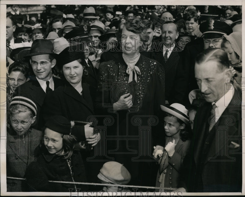 Load image into Gallery viewer, 1939 Press Photo Mrs Franklin D Roosevelt with Diana Hopkins at Easter Egg Hunt
