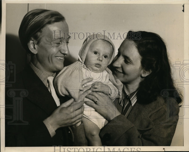 Load image into Gallery viewer, 1940 Press Photo Mr and Mrs JH Neave and Baby Came to US From Sweden Thru Russia
