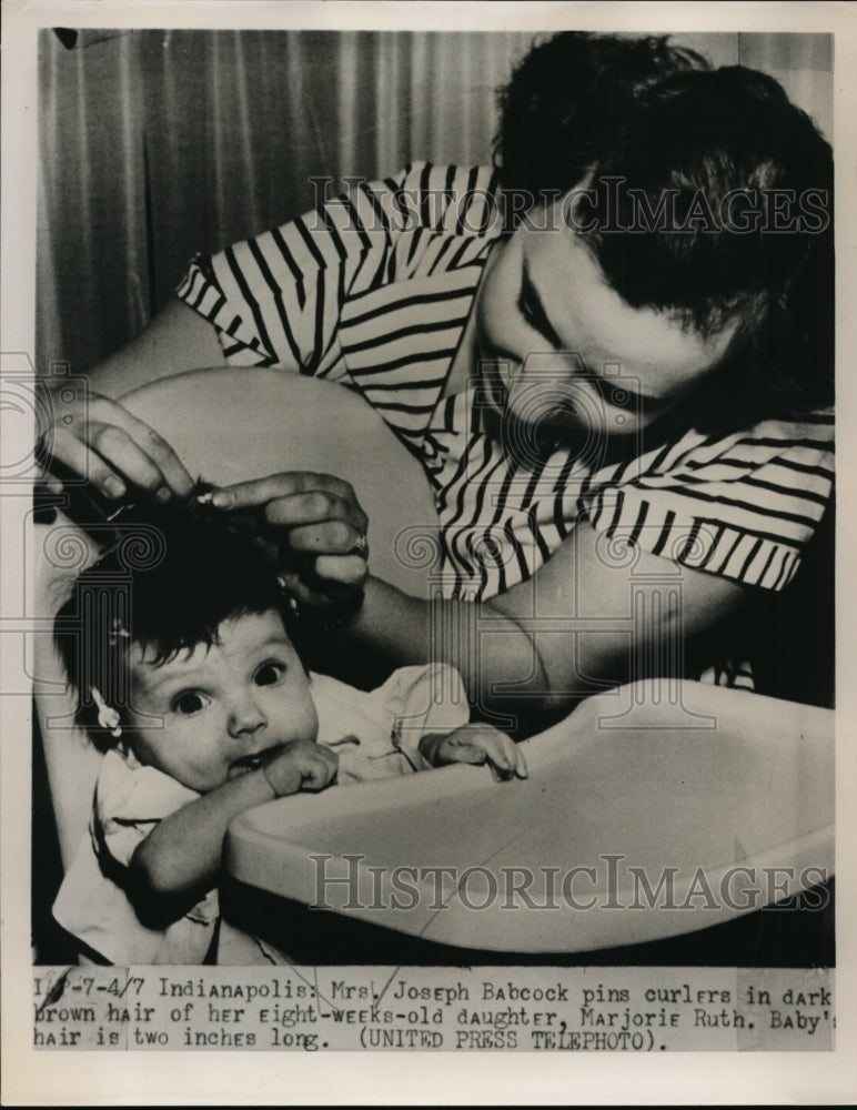 Load image into Gallery viewer, 1952 Press Photo Mrs Joseph Babcock Curls Baby Daughters Hair in Indianapolis
