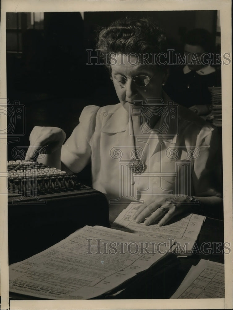 1944 Press Photo New York City,= Jennie M Keeley Dealing With Tax Papers.