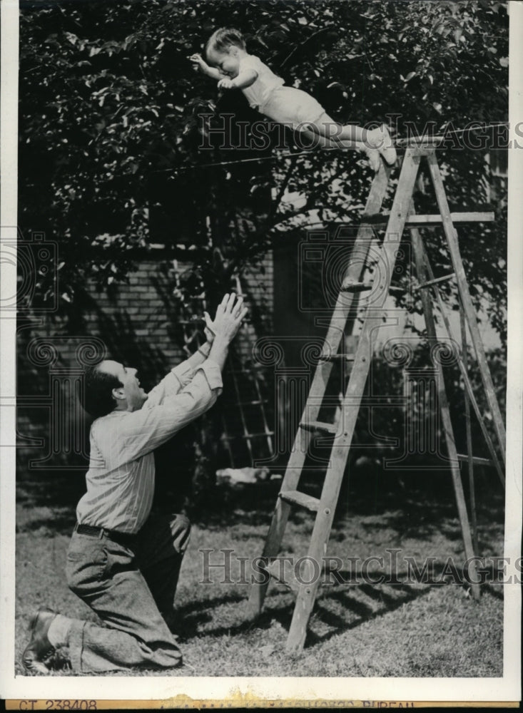 Load image into Gallery viewer, 1943 Press Photo Robert Phillips Railroad Swithman, Robert Jr. - nee62702
