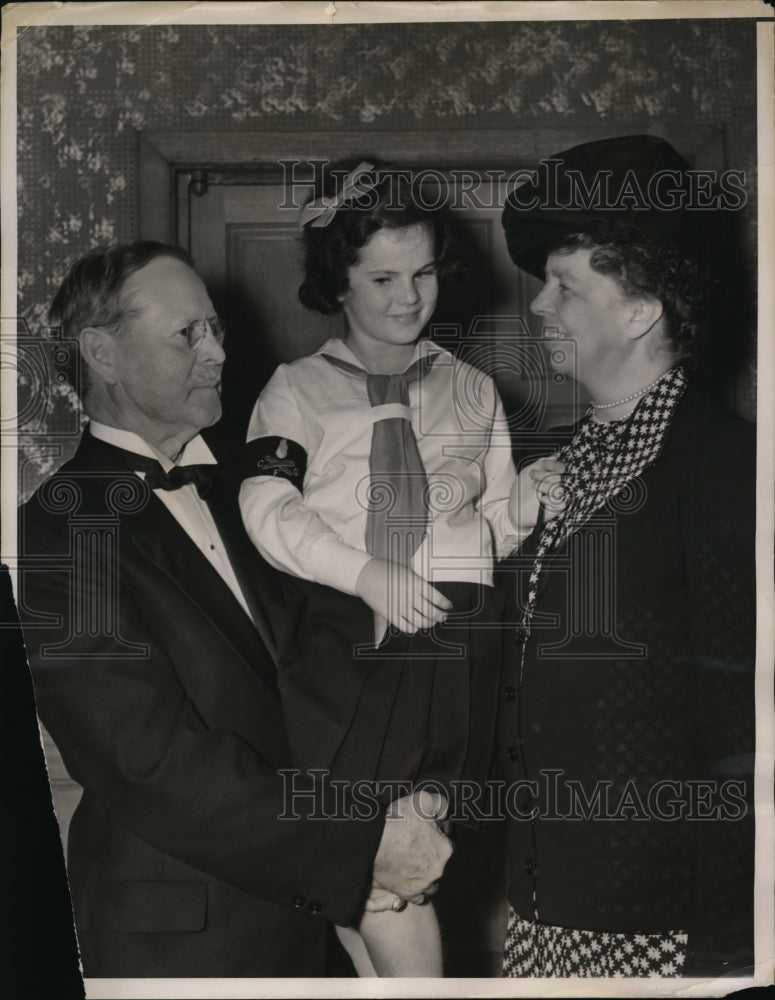 1939 Press Photo Dr., Joseph Baycroft holding Mary Byrne. - nee62734