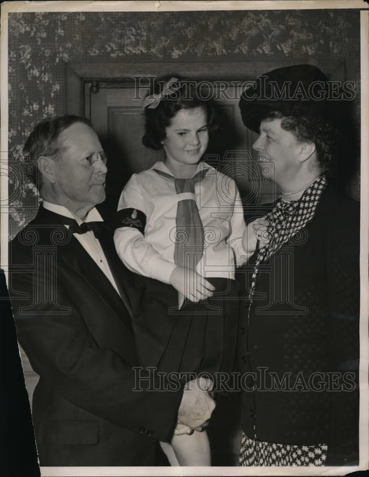 1939 Press Photo Dr., Joseph Baycroft holding Mary Byrne. - nee62734