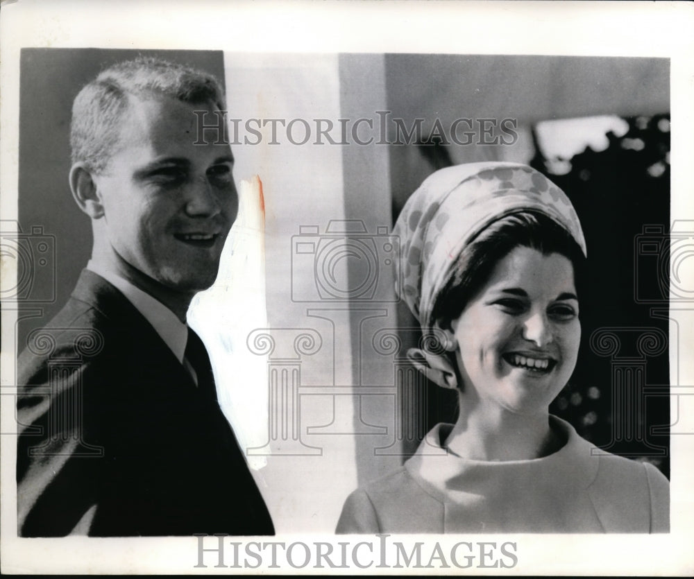 1966 Press Photo Pat and Luci Nugent in Nassau Bahamas