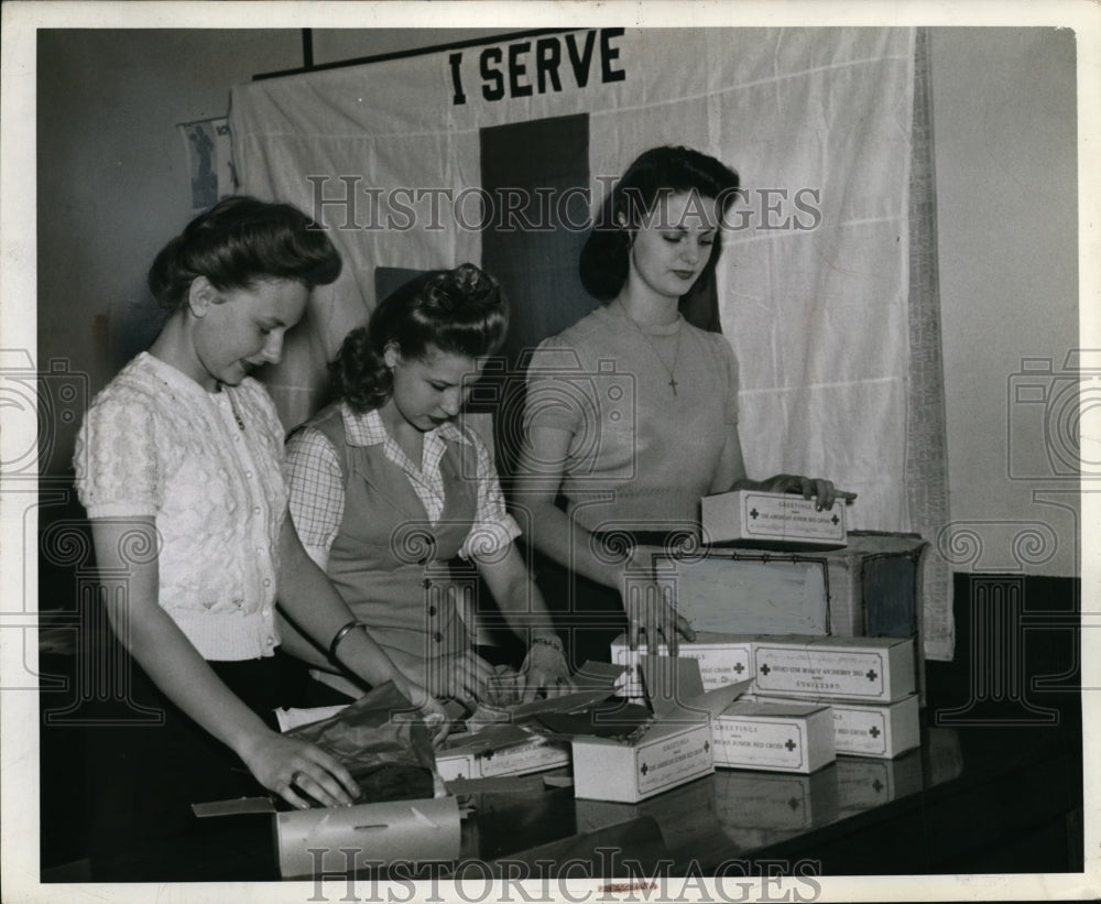 1941 Press Photo Junior Red Cross Packing Christmas Boxes at Lincoln High School