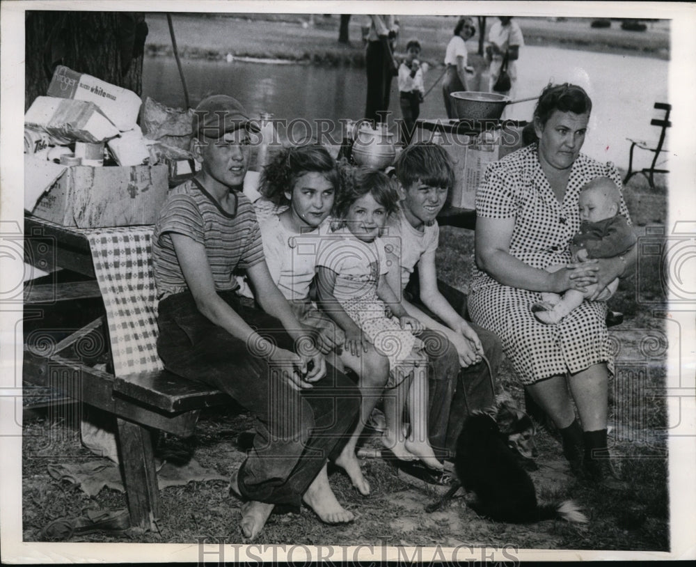 1949 Press Photo Homeless Hickinbotham Family Living in St. Louis Forest Park