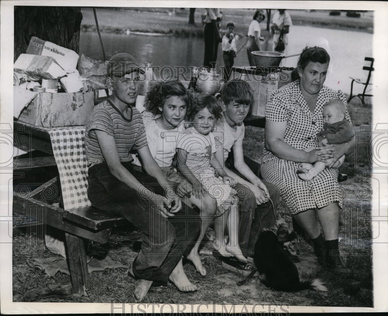 Load image into Gallery viewer, 1949 Press Photo Homeless Hickinbotham Family Living in St. Louis Forest Park

