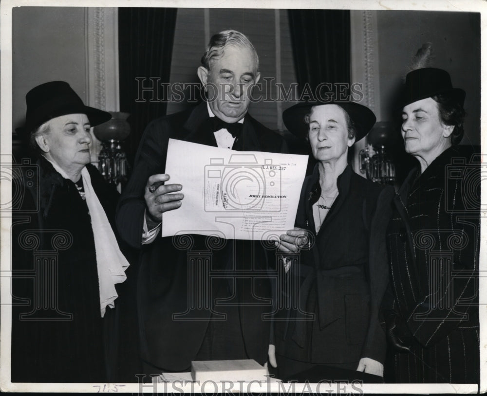 1941 Press Photo Texas Senator Tom Conally & Sisters View Law Bill - nee63282